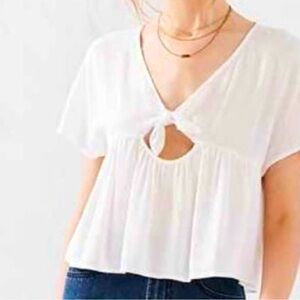 Kimchi Blue UO white knot top size Medium